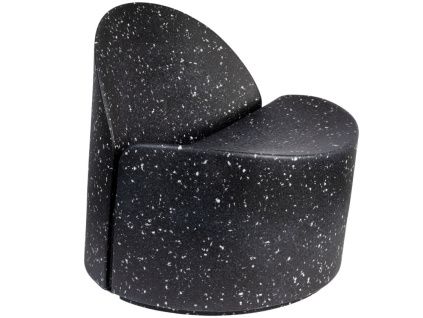 Černé terazzo zahradní lounge křeslo Zuiver Bloom