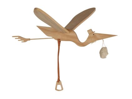 Dřevěná závěsná dekorace letící čáp Quax Stork 107 x 95 cm
