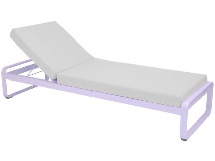 Bílé čalouněné zahradní lehátko Fermob Bellevie s fialovou podnoží