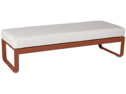 Bílá čalouněná lavice Fermob Bellevie 148 cm se zemitě červenou podnoží