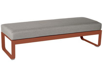 Šedohnědá čalouněná lavice Fermob Bellevie 148 cm se zemitě červenou podnoží