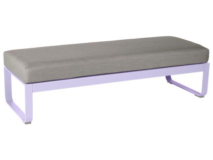 Šedohnědá čalouněná lavice Fermob Bellevie 148 cm s fialovou podnoží