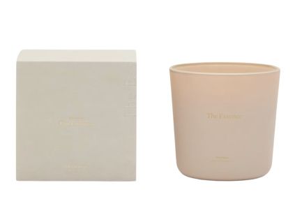 Vonná svíčka Kave Home The Essence 500 g