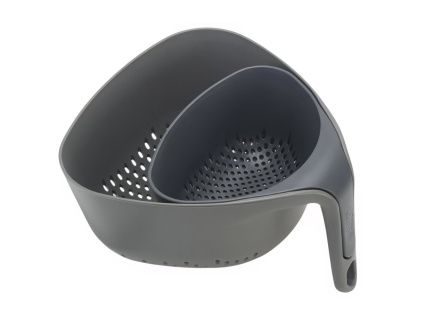 Sada dvou šedých plastových cedníků Nest Colanders