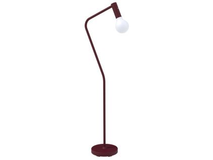 Třešňově červená kovová nabíjecí stojací LED lampa Fermob Aplo 138 cm