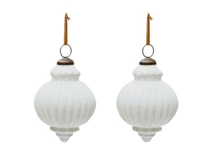 Set dvou bílých skleněných vánočních ozdob Kave Home Irlo 10 cm