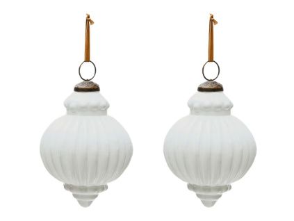 Set dvou bílých skleněných vánočních ozdob Kave Home Irlo 13 cm