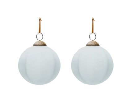 Set dvou bílých skleněných vánočních ozdob Kave Home Talve 10 cm