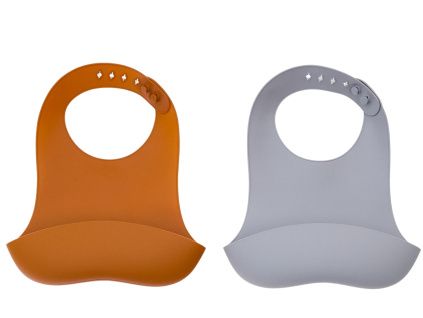 Oranžovo-šedý set dvou silikonových bryndáků kave home Lili