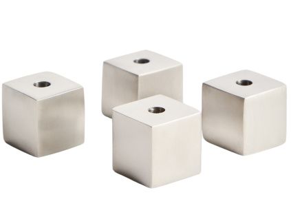 Set čtyř matných nerezových svícnů kave home Acadia 2 cm