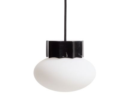 Černo-bílé mramorové závěsné světlo Kave Home Idela Ø15cm
