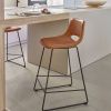 Koňakově hnědá koženková barová židle Kave Home Zahara 76 cm -fv-interier-25