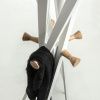 Bílý kovový věšák Kave Home Chelsey 170 cm -fv-interier-25