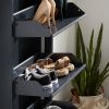 Grafitově šedý kovový botník Kave Home Ode 136 cm -fv-interier-25