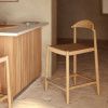 Dřevěná barová židle Kave Home Nina 62 cm s hnědým výpletem -fv-interier-25