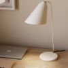 Bílá kovová stolní lampa Kave Home Tipir -fv-interier-25