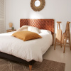 Hnědé kožené čelo Kave Home Calixta 153 x 110 cm -fv-interier-25