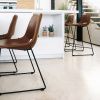 Koňakově hnědá koženková barová židle Kave Home Zahara 65 cm -fv-interier-25