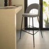 Světle šedá látková barová židle Kave Home Mahalia 63 cm -fv-interier-25