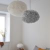 Světle šedé závěsné světlo Eos Large z pravých husích per Ø 65 cm -fv-interier-25