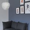 Bílé závěsné světlo Eos Evia Medium z pravých husích per Ø 40 cm -fv-interier-25