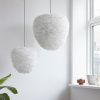 Bílé závěsné světlo Eos Evia Large z pravých husích per Ø 55 cm -fv-interier-25