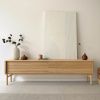 Dubový TV stolek Kave Home Lenon 200 x 35 cm -fv-interier-25