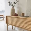 Dubový TV stolek Kave Home Lenon 200 x 35 cm -fv-interier-25