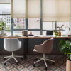 Růžová látková konferenční židle Kave Home Einara -fv-interier-25
