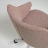 Růžová látková konferenční židle Kave Home Einara -fv-interier-25