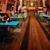 Muškátově šedá kovová skládací židle Fermob Bistro -fv-interier-25