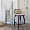 Černá dubová barová židle Kave Home Doriane s ratanovým opěradlem 65 cm -fv-interier-25