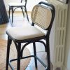 Černá dubová barová židle Kave Home Doriane s ratanovým opěradlem 65 cm -fv-interier-25