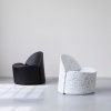 Černé plastové lounge křeslo ZUIVER BLOOM