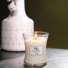 Střední vonná svíčka Woodwick, Linen -fv-interier-25