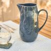 Tmavě modrý porcelánový džbán na mléko Kave Home Pontis 2 l -fv-interier-25