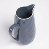Tmavě modrý porcelánový džbán na mléko Kave Home Pontis 2 l -fv-interier-25