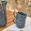 Tmavě modrý porcelánový džbán na mléko Kave Home Pontis 2 l -fv-interier-25
