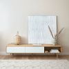 Jasanový TV stolek Kave Home Anielle 180 x 42 cm -fv-interier-25