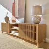 Dubový TV stolek Kave Home Beyla 180 x 42,5 cm -fv-interier-25