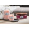 Střední vonná svíčka Woodwick, Pressend Blooms & Patchouli -fv-interier-25