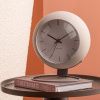 Světle šedé kovové stolní hodiny Haleen 21 cm -fv-interier-25