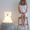 Bílá plastová dětská LED lampa Mr. Maria Nanuk 42 cm -fv-interier-25