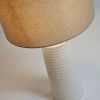 Bílá keramická stolní lampa Kave Home Mijal se lněným stínidlem -fv-interier-25