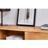Dubový TV stolek Kave Home Abilen 200 x 36 cm -fv-interier-25