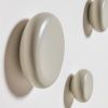Set tří šedých bukových nástěnných věšáků Kave Home Nadue -fv-interier-25