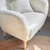 Bílé látkové bouclé křeslo Kave Home Patio -fv-interier-25
