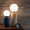 Bílá skleněná stolní lampa ZUIVER DASH s modrou keramickou podstavou -fv-interier-25