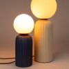 Bílá skleněná stolní lampa ZUIVER DASH s modrou keramickou podstavou -fv-interier-25