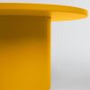 Hořčicově žlutý kovový konferenční stolek Kave Home Fleksa Ø 72 cm -fv-interier-25